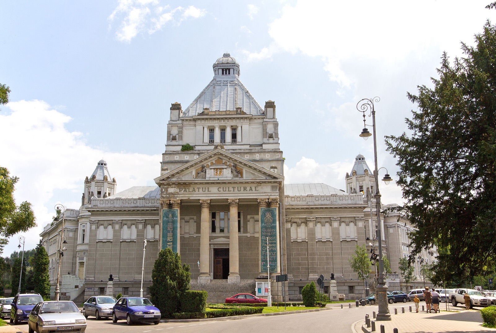 Fațada principală