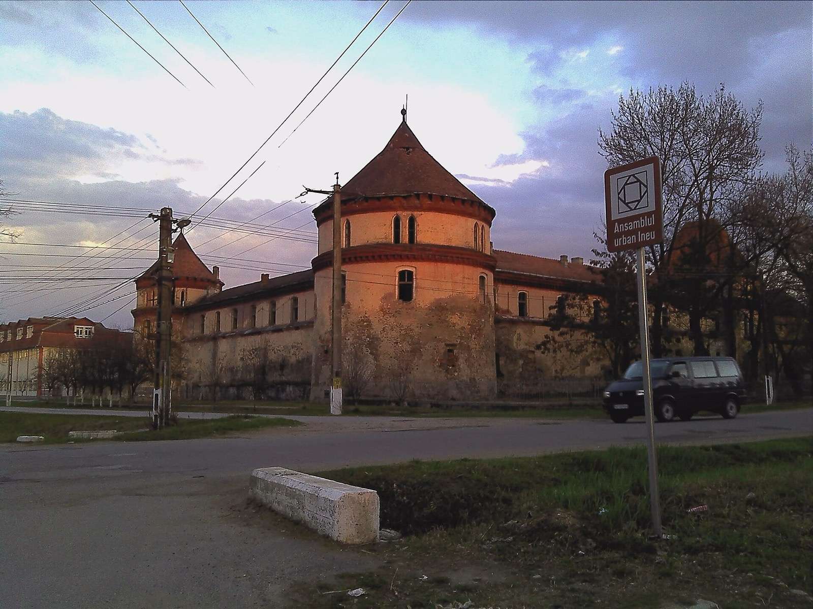 Turnurile rotunde și zidurile cetății, înainte de restaurare (2012)